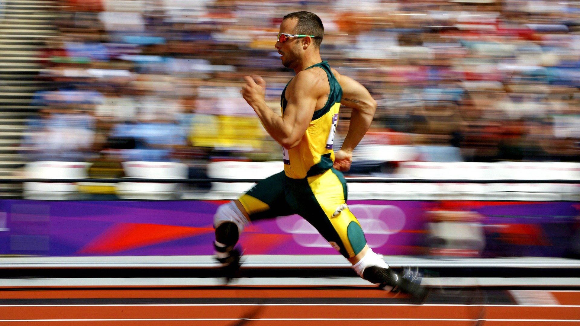 国际足球界推出新比赛规则，增强比赛观赏性和公平性，对于国际足球的赛事比赛球必须有什么标志